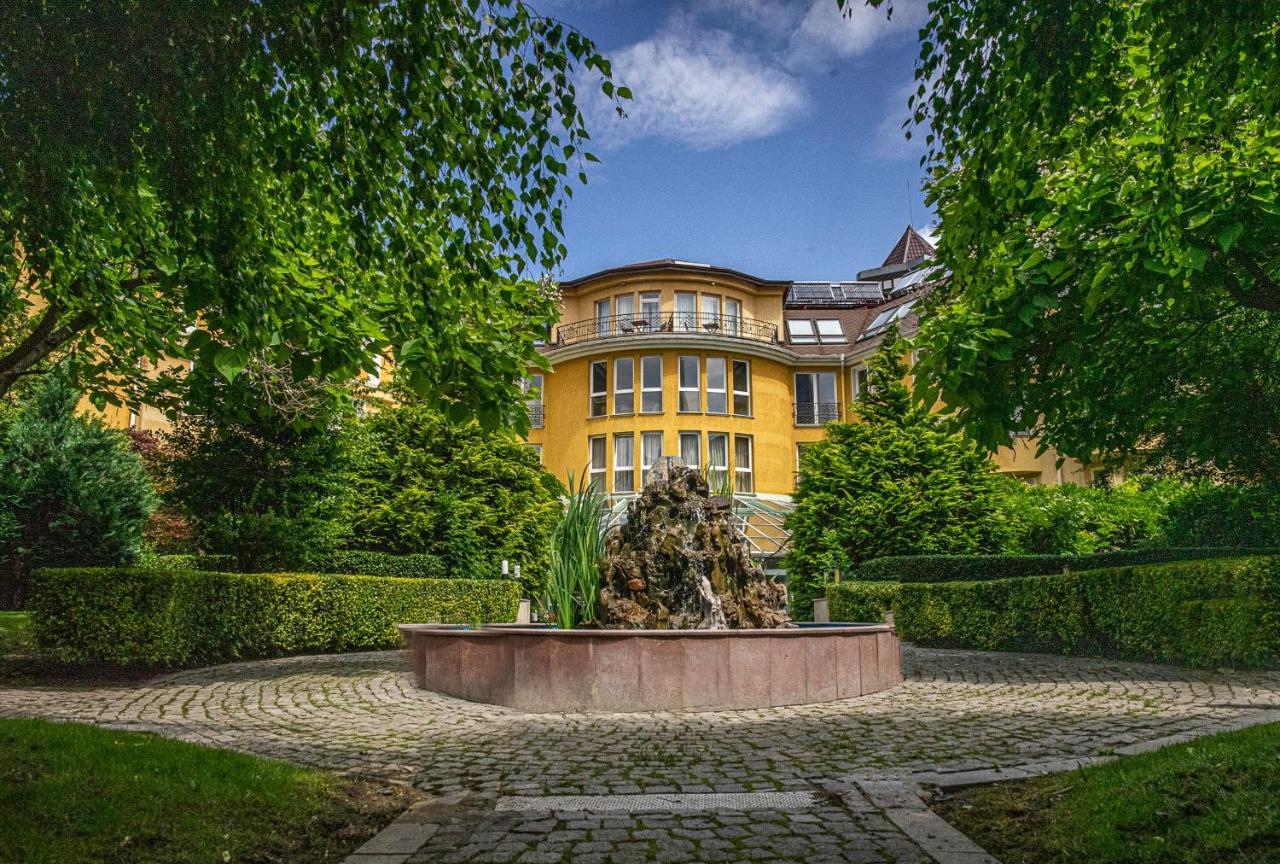 فندق ميزون صوفيا المظهر الخارجي الصورة The fountain in the garden of the villa