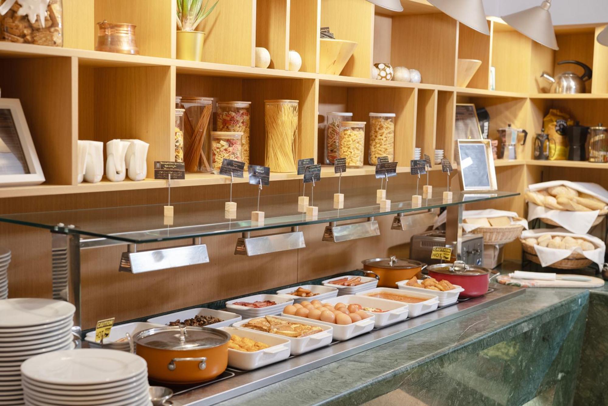فندق ميزون صوفيا المظهر الخارجي الصورة A buffet at a hotel