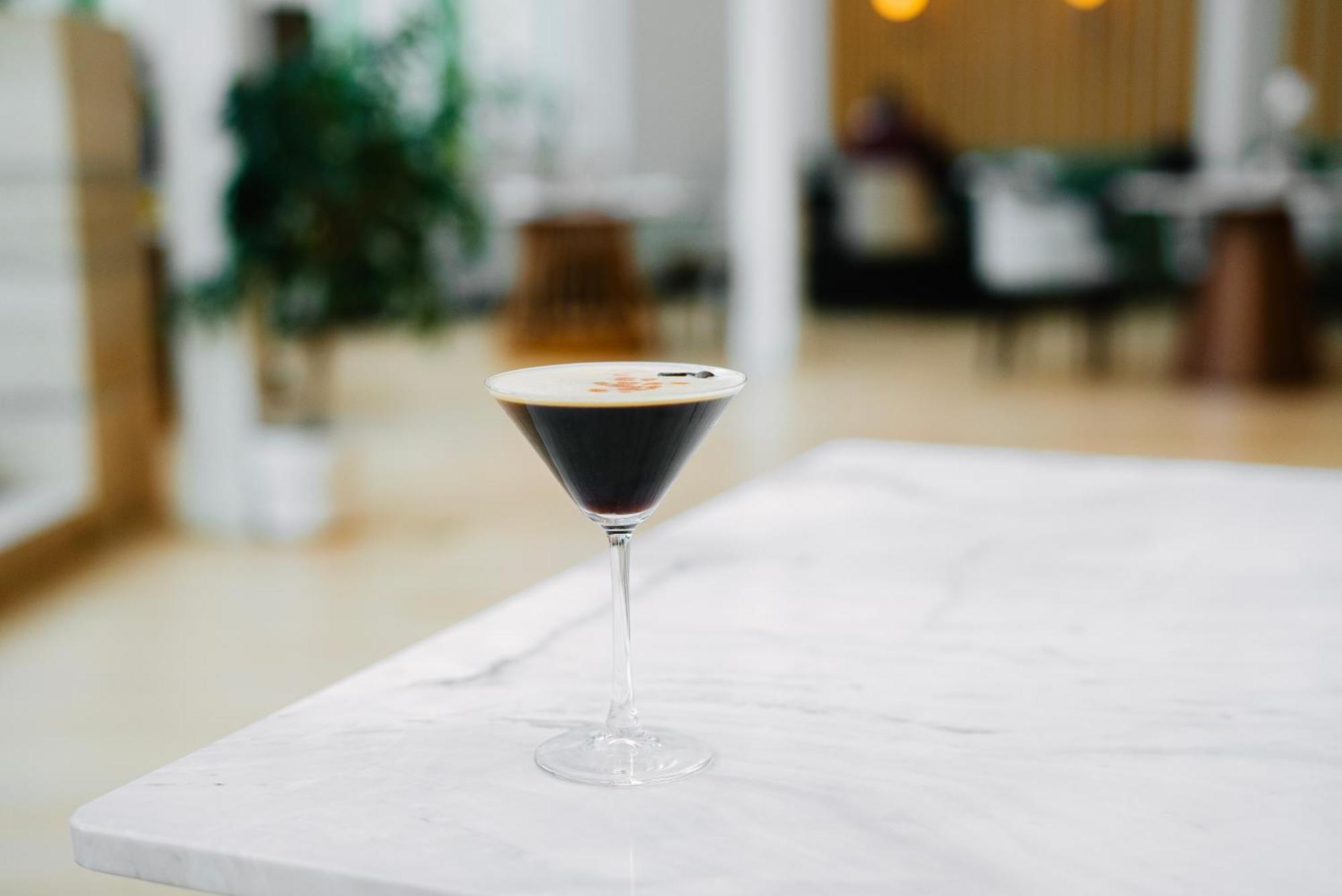 فندق ميزون صوفيا المظهر الخارجي الصورة A glass of espresso martini