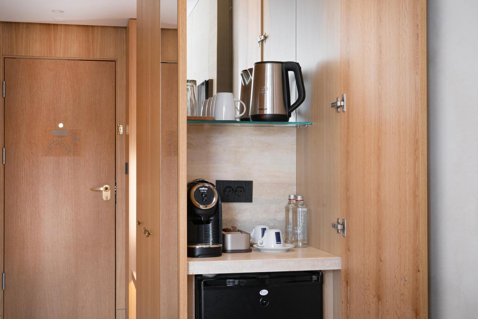 فندق ميزون صوفيا المظهر الخارجي الصورة A Nespresso machine in a hotel room